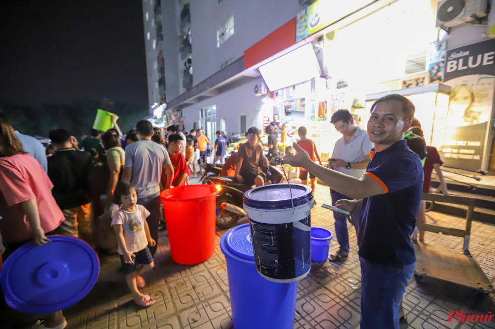 Xô chậu lớn nhỏ đủ loại kích cỡ được trưng dụng, thậm chí đến bồn tắm của trẻ, phao bơi hay thùng rác cũng được huy động tối đa trong nhà để trữ nước.