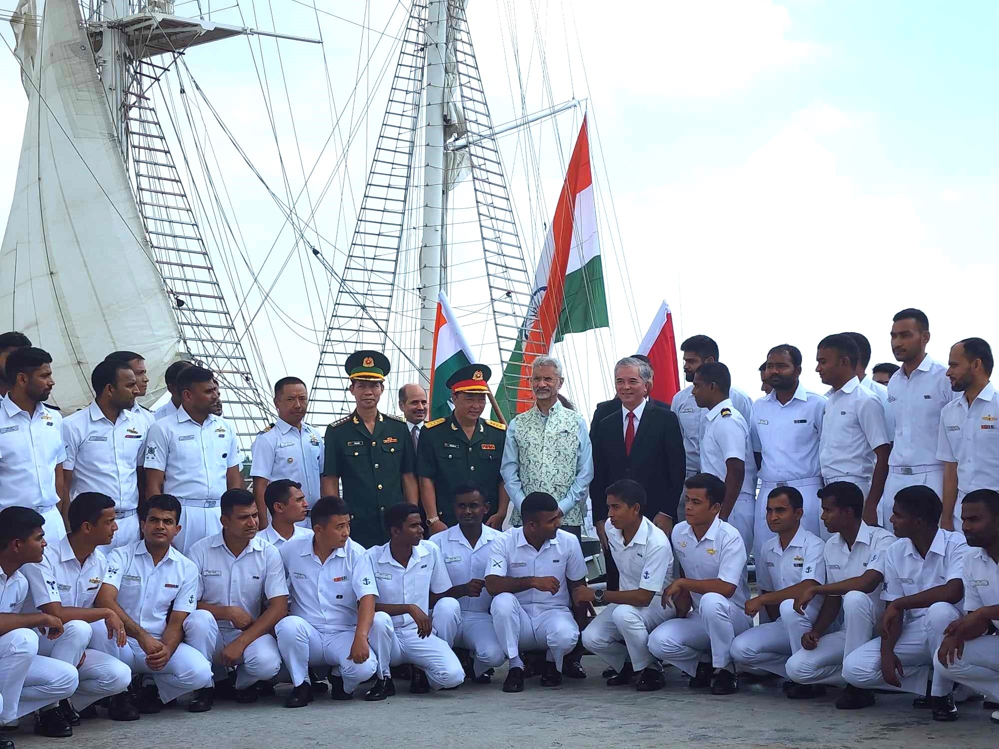 Bộ trưởng Ngoại giao Ấn Độ Subrahmanyam Jaishankar cùng Phó Chủ tịch UBND TPHCM Ngô Minh Châu chụp ảnh lưu niệm với các thủy thủ tàu Hải quân Ấn Độ INS Sudarshini 
