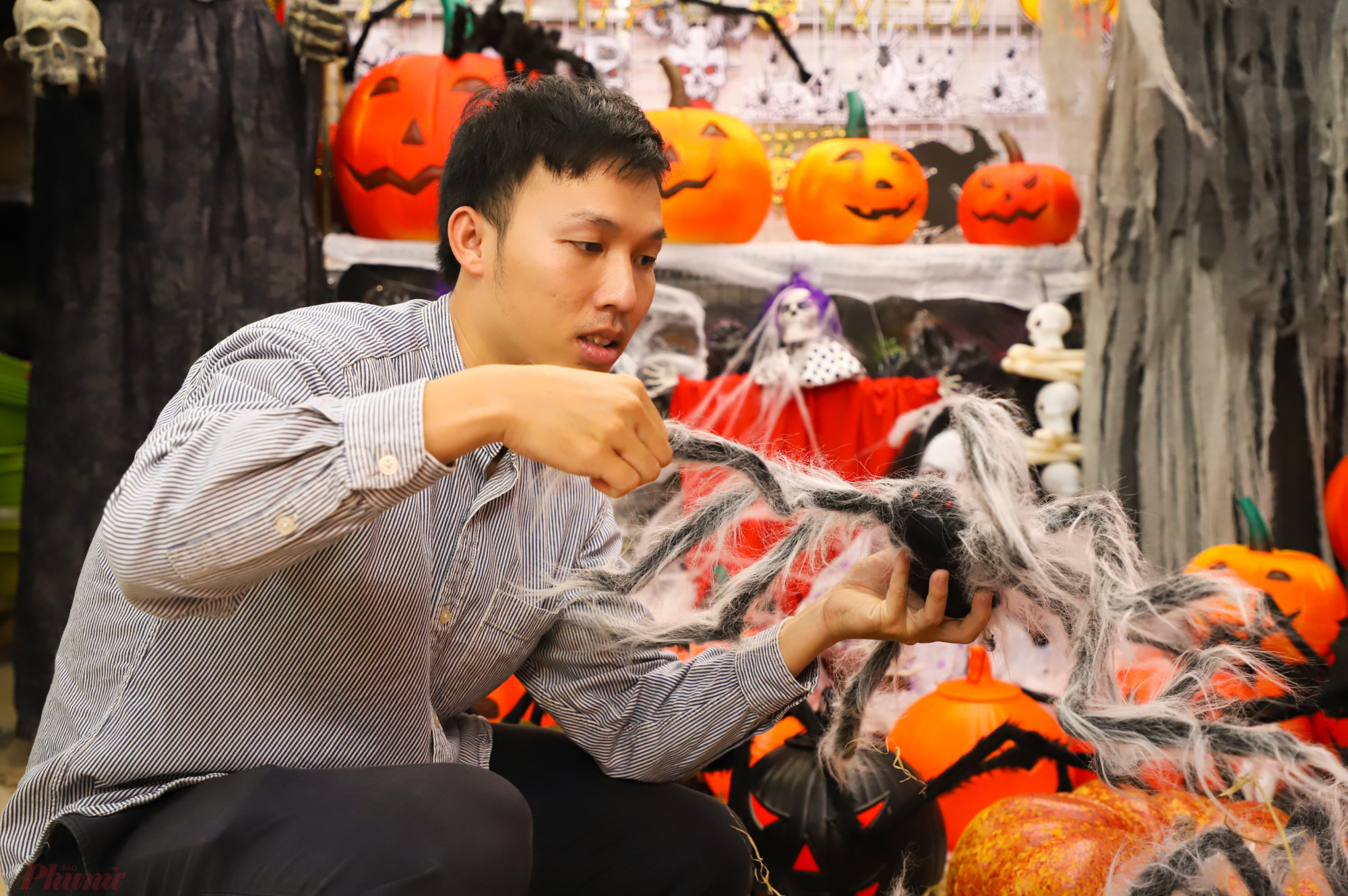 ''Cũng như mọi năm, tôi mua một số đồ để về trang trí Haloween cho công ty