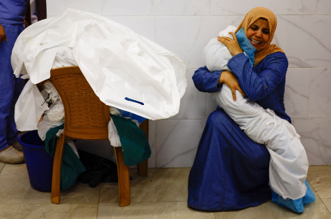 Một người phụ nữ ôm thi thể của một đứa trẻ Palestine thiệt mạng trong các cuộc tấn công của Israel, tại một bệnh viện ở Khan Younis, phía nam Dải Gaza, ngày 17 tháng 10. REUTERS/Mohammed Salem