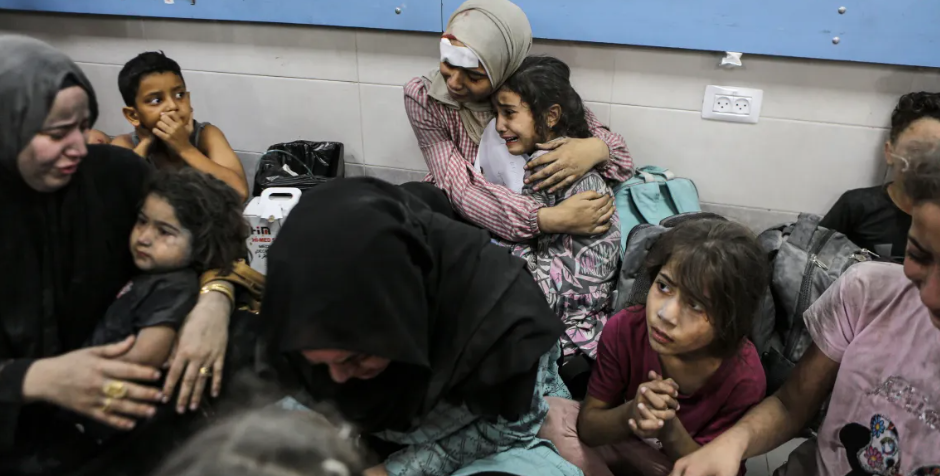 Bộ y tế Gaza đã đưa ra một tuyên bố giải thích bệnh viện đã đóng một vai trò quan trọng trong việc cung cấp nơi trú ẩn cho dân thường. Bộ cho biết: “Bệnh viện là nơi ở của hàng trăm người bị bệnh và bị thương, và nhiều người buộc phải rời bỏ nhà cửa”. Hàng chục ngàn gia đình đã đổ xô đến các bệnh viện đang quá tải ở Gaza để tìm nơi ẩn náu trước những đợt pháo kích dường như vô tận của quân đội Israel. Đoạn phim của Al Jazeera từ hiện trường cho thấy các bác sĩ và dân thường đang vớt các thi thể bằng túi hoặc chăn màu trắng. Vết máu và nhiều chiếc ô tô bị đốt cháy hiện rõ trong sân bệnh viện tối tăm. Mustafa Barghouti, lãnh đạo đảng chính trị Sáng kiến ​​Quốc gia Palestine (PNI), nói với Al Jazeera rằng vụ tấn công bệnh viện sẽ khiến các nhà lãnh đạo thế giới đặt câu hỏi về sự ủng hộ của họ đối với Israel.