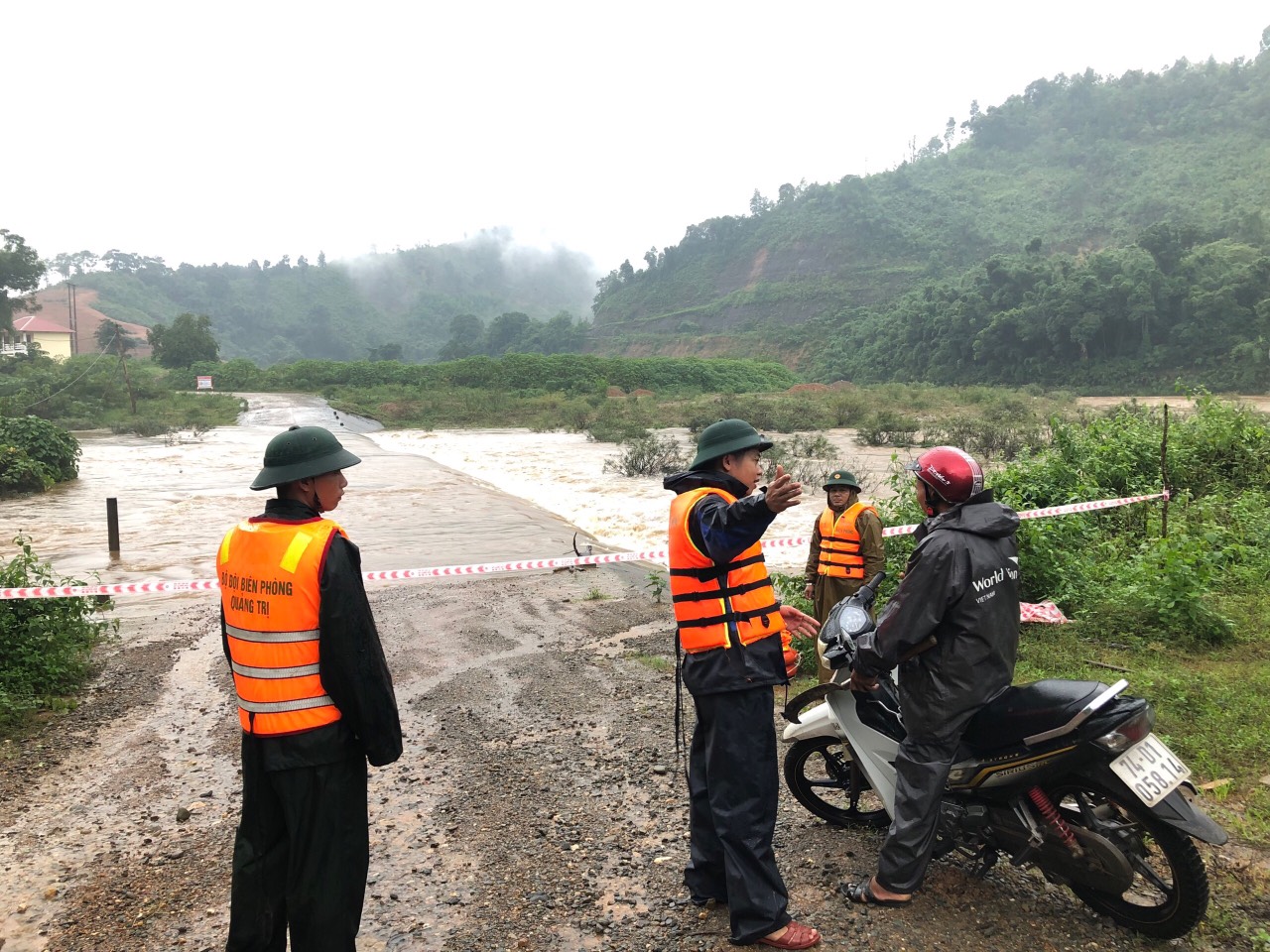 . Mực nước trên các sông suối ở mức trung bình. Riêng cầu tràn thôn Tri( xã Hướng Lập) nước ngập cao 30-40cm, chảy xiết