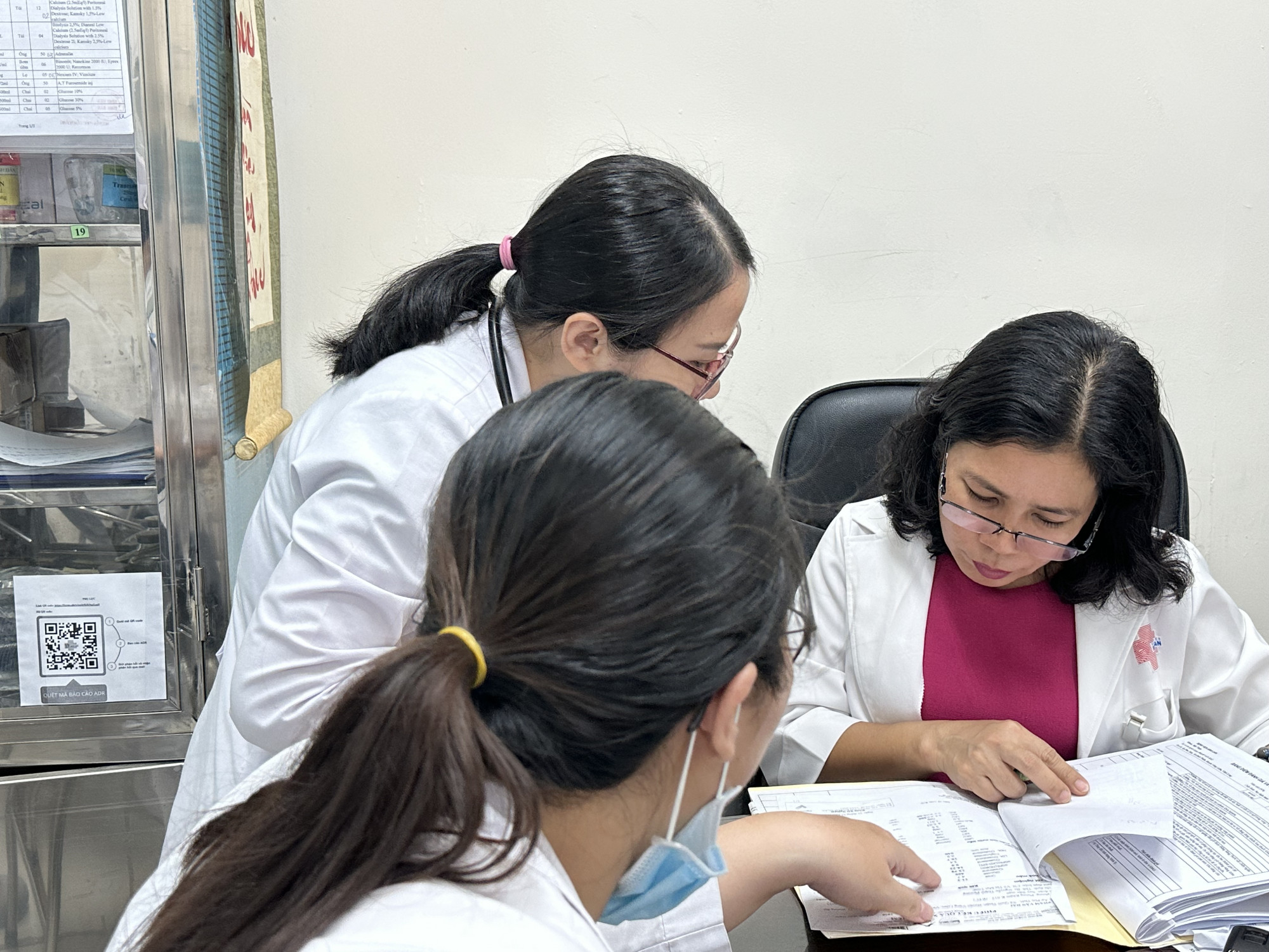 Bác sĩ Lê Thị Đan Thùy đang xem hồ sơ của bệnh nhân P.V.H - Ảnh do bệnh viện cung cấp