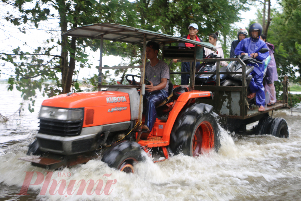 Anh Hoàng Văn Nhân ở thôn Vân Quật Đông xã Hương Phong cho biết, do nước sông Hương bắt đầu tràn vào bờ, đang làm sửa địa nước ở trên TP Huế, thấy nước lên quá nên tôi trở về nhà tránh lũ. Với mức giá vận chuyển này bà con cảm thấy yên tâm, an toàn mà không bị chặt chém 