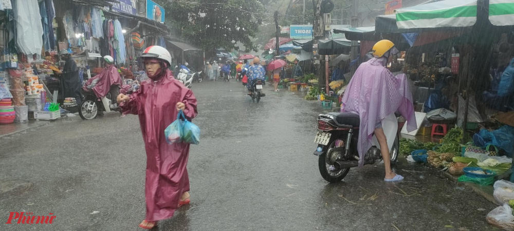 Từ đó, đẩy giá rau ở các chợ dân sinh tăng cao so với bình thường. Điều này ảnh hưởng không nhỏ đến người sản xuất, các tiểu thương cũng như đời sống của người dân.