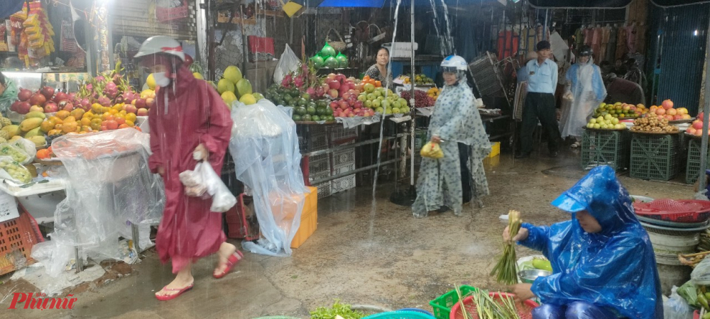 Tại nhiều khu vực chợ, các tiểu thương chỉ nhập được rau về bán với số lượng bằng một phần hai, một phần ba so với những ngày trước. Chất lượng rau cũng kém hơn do bị dập nát vì ngập lụt.