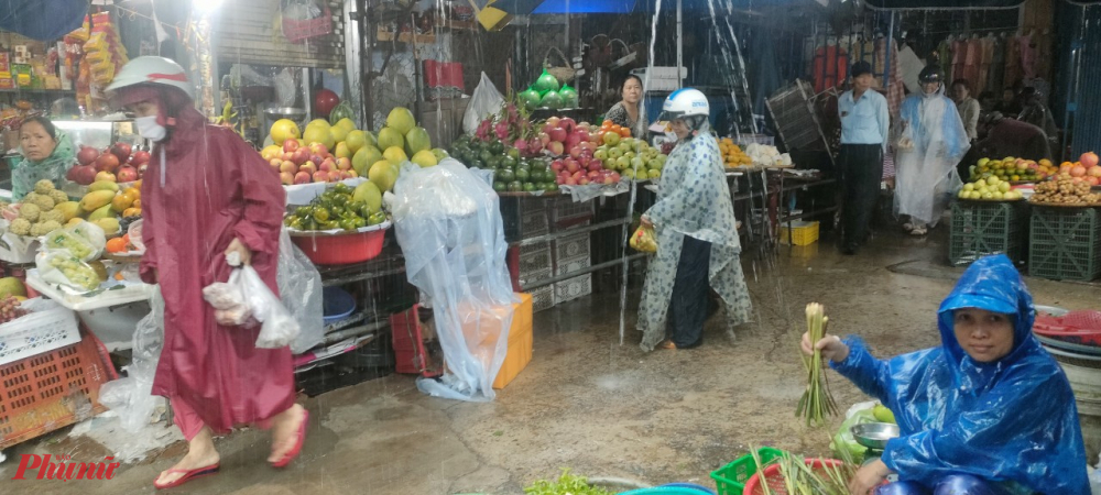 Theo tiểu thương tại các chợ truyền thống, giá rau xanh tăng đáng kể so với những ngày trước là do mưa lớn trong các ngày 14-18/10 đã khiến cho nhiều diện tích rau màu bị ngập úng dẫn đến nguồn cung bị thiếu hụt. 