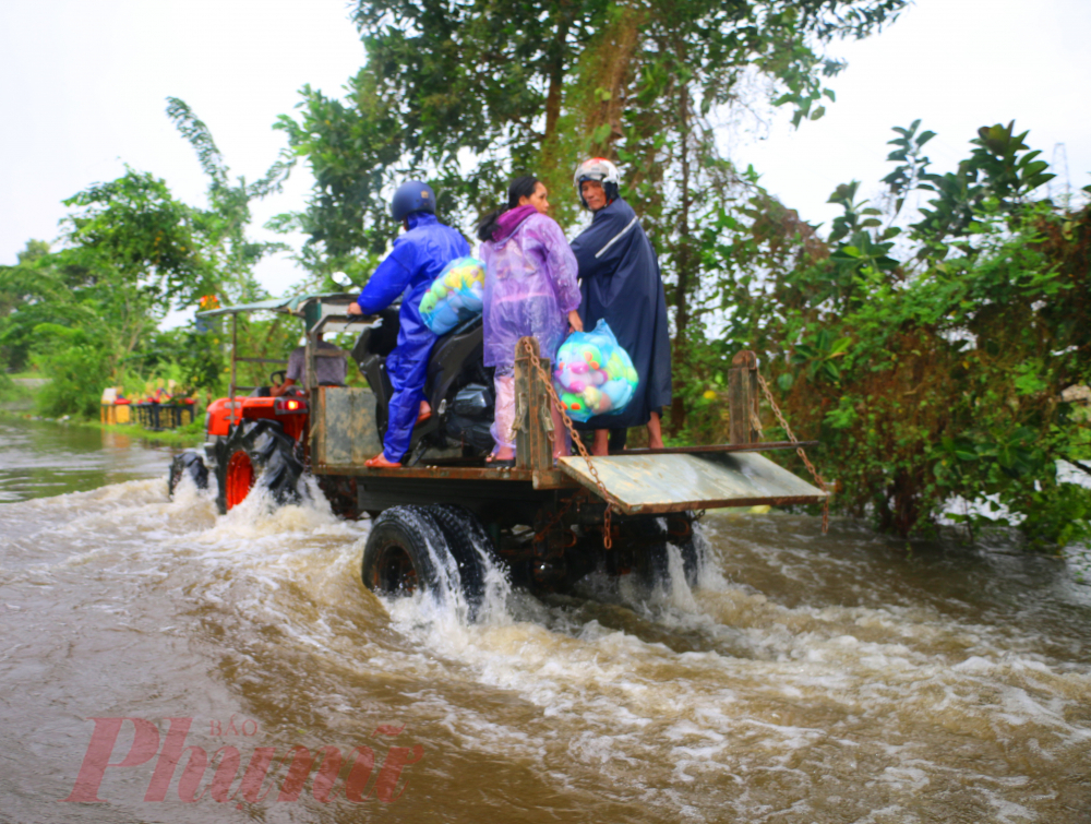 Riêng cánh tài xế xe công nông hành nghề đưa đón khách trong mưa lũ cũng có thêm chút thu nhập ngày mưa lũ