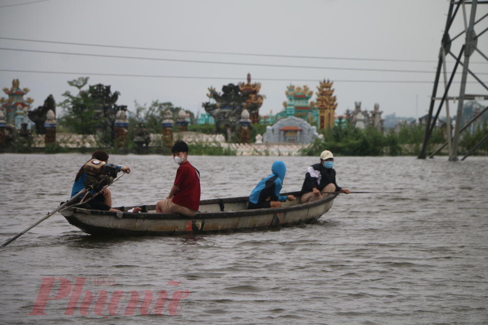 Do nước sông Hương đoạn qua làng Triều Sơn Tây đã tràn bờ nước ngập sâu nên bà con vùng rốn lũ xã Quảng Thành và Quảng An huyện Quảng Điền trở về nhà bằng phương tiện này là an toàn cho cả người lẫn xe