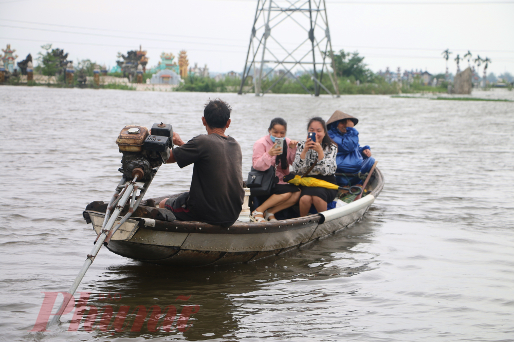 Tranh lũ lúc trời tạnh người sử dụng phương tiện giao thông ghi lại khoảnh khắc khi trờ về nhà trên những chuyến xe, đò bất đắc dĩ do nước lũ đang bắt đầu từ sông Hương tràn vào các làng quê xứ Huế