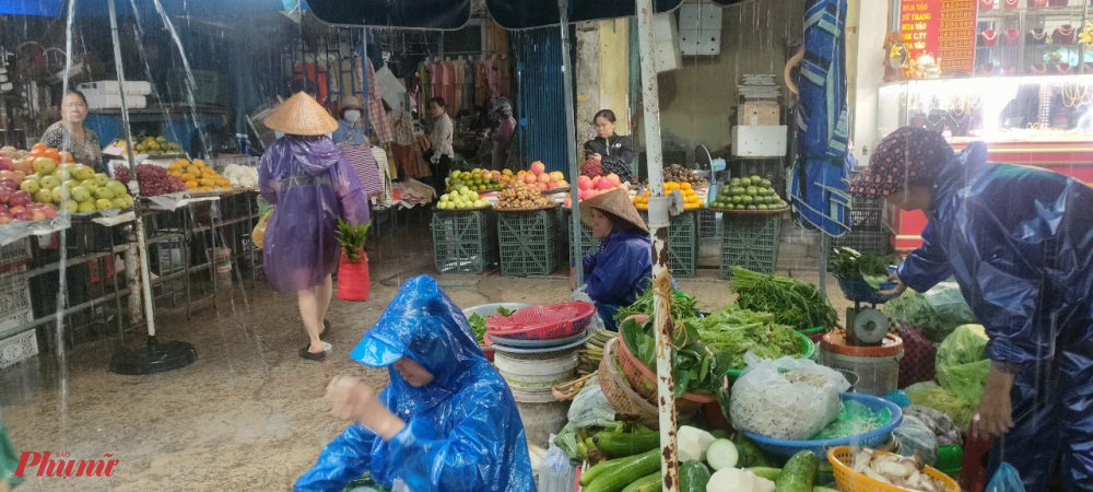 Việc rau xanh tăng giá cũng gây khó cho người tiêu dùng, nhất là những lao động có thu nhập trung bình, thấp vì phải cân đối chi tiêu cho bữa ăn hàng ngày. 