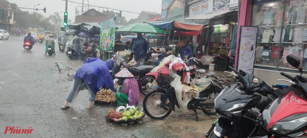 Trong đó, tăng mạnh nhất là rau muống với giá bán từ 5.000 đồng/bó lên 7.000 đồng/bó. Ngoài ra, rau mồng tơi cũng tăng mạnh từ 6.000 đồng/bó lên 8.000 đồng/bó; rau ngót từ 4.000 đồng/bó lên 6.000 đồng/bó; rau cải xanh từ 10.000 đồng/kg lên 20.000 đồng/kg