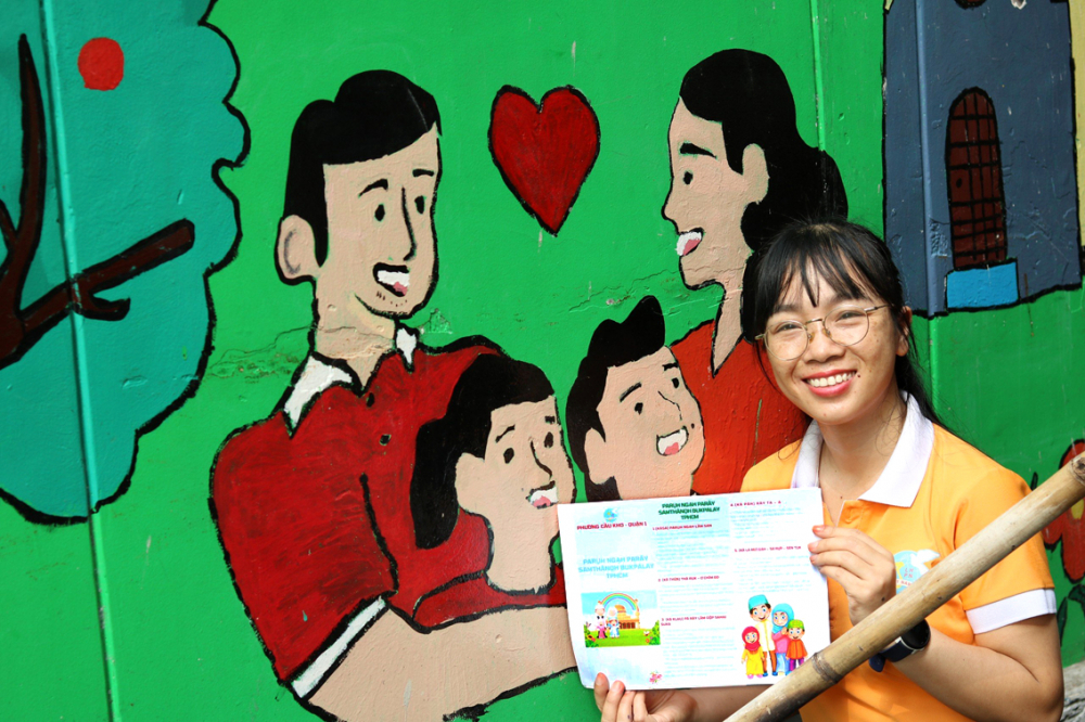 Chị Trần Thị Mến - Chủ tịch Hội LHPN phường Cầu Kho, quận 1, TPHCM - đã biến bộ tiêu chí xây dựng gia đình hạnh phúc thành những bức tranh sinh động để mọi người dễ nắm bắt - ẢNH: MẪN NHI
