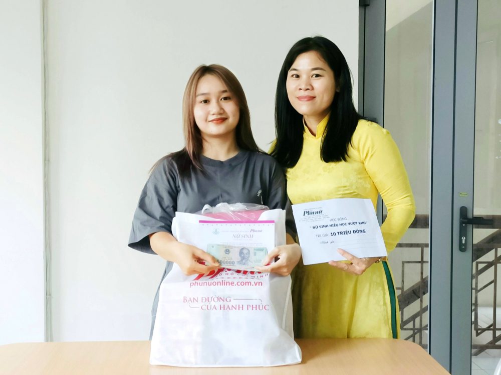 Chị Trần Thị Thanh Thủy (phải) - Chủ tịch Hội LHPN phường 14, quận 10, TPHCM - hạnh phúc khi tiếp sức cho Hân tiếp tục đến trường - ẢNH: THU LÊ