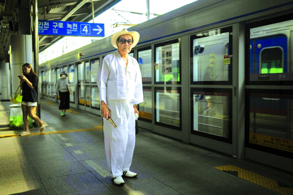 Lee Jin-ho - nhà thiết kế nội thất đã nghỉ hưu - tại ga Changdong  ở Dobong-gu, ngoại ô Seoul vào một ngày tháng Tám