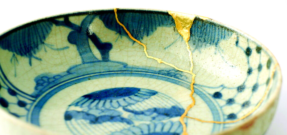 Kintsugi ra đời khoảng thế kỷ XV, dựa trên triết lý wabi sabi về vẻ đẹp không hoàn mỹ. Nghệ nhân dùng vàng nấu chảy hoặc các lớp sơn mài phủ bột vàng để hàn gắn đồ gốm sứ đã vỡ, biến dấu vết nứt rạn thành đường nét trang trí độc đáo - Nguồn ảnh: AdobeStock