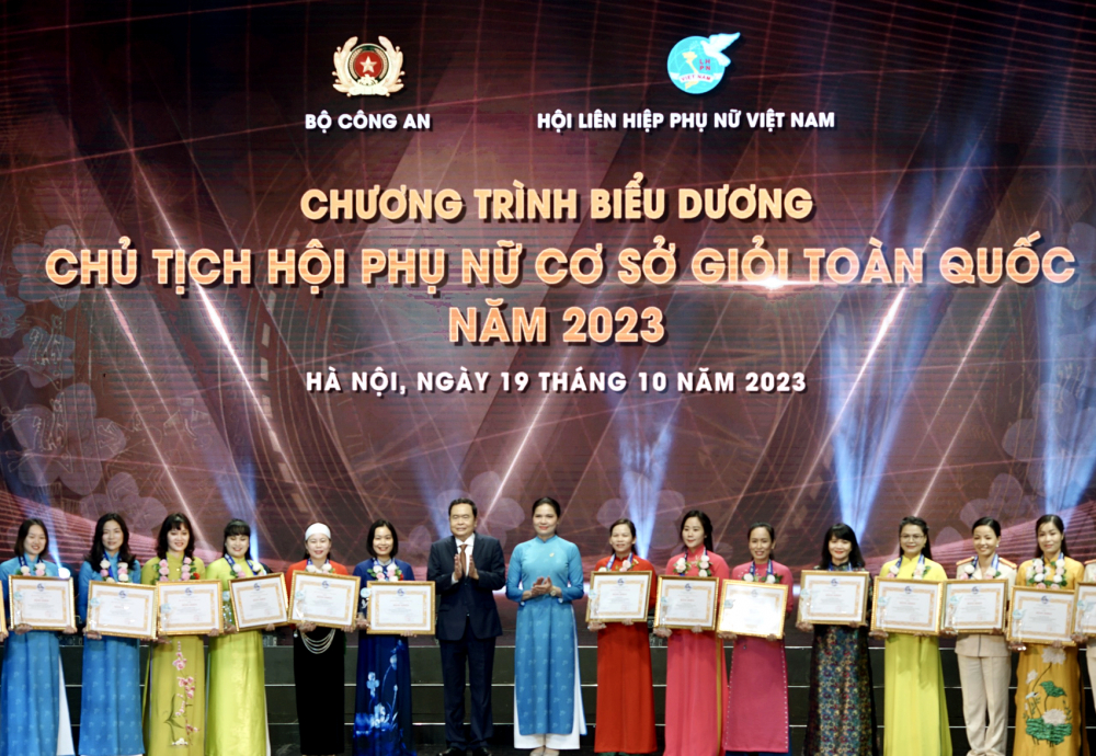 Phó chủ tịch thường trực Quốc hội Trần Thanh Mẫn và Chủ tịch Hội LHPN Việt Nam Hà Thị Nga  tặng bằng khen cho các chủ tịch hội phụ nữ cơ sở giỏi - ẢNH: BẢO KHANG 