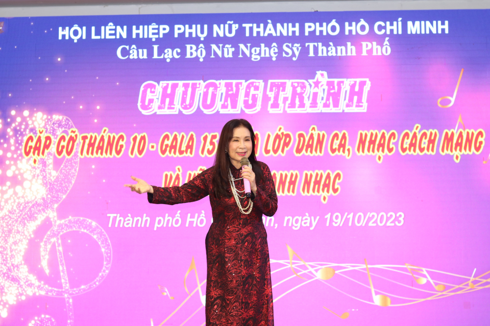 NSND Kim Xuân - Phó chủ nhiệm câu lạc bộ Nữ nghệ sỹ TPHCM - thông tin, kể từ năm nay, Gặp gỡ tháng 10 sẽ được duy trì hàng năm nhằm tạo điều kiện cho chị em nghệ sỹ tề tựu chia sẻ về nghề lẫn những khó khăn trong cuộc sống. 