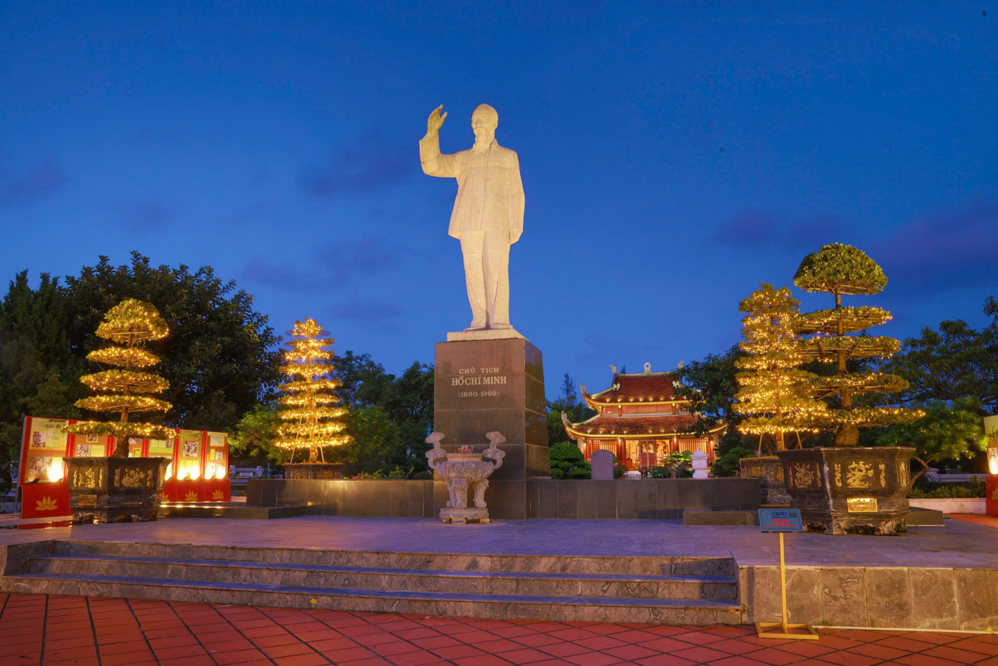 Khu di tích lưu niệm Chủ tịch Hồ Chí Minh  Nơi này được công nhận là khu di tích lịch sử cấp quốc gia từ năm 1997. Khu lưu niệm có các điểm di tích gắn với những nơi mà Chủ tịch Hồ Chí Minh đến trong chuyến thăm huyện đảo năm 1961 và 1962.