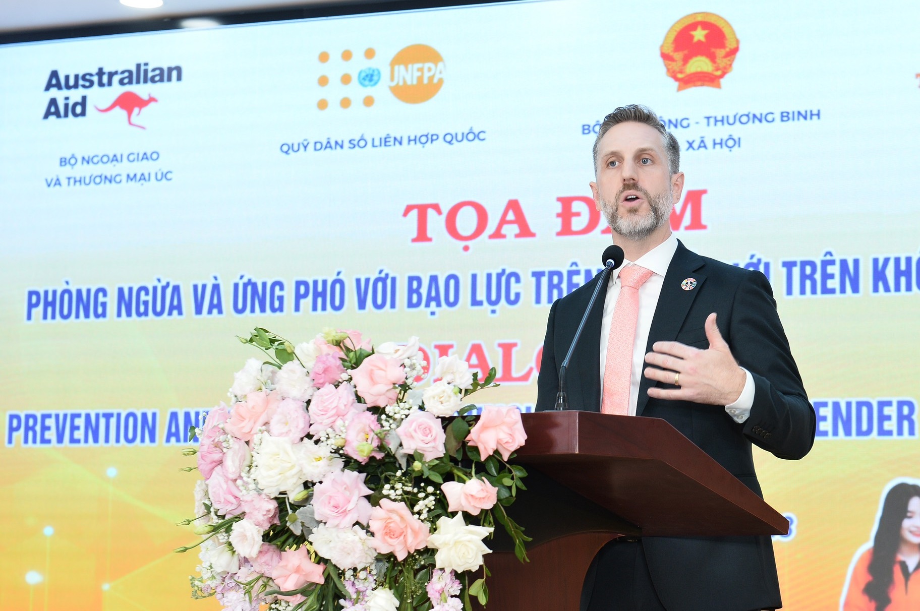 Ông Matt Jackson - Trưởng đại diện UNFPA tại Việt Nam - cho rằng, tất cả không gian, dù là thế giới ảo hay thực, đều không được có bạo lực trên cơ sở giới - Ảnh: Q.N.