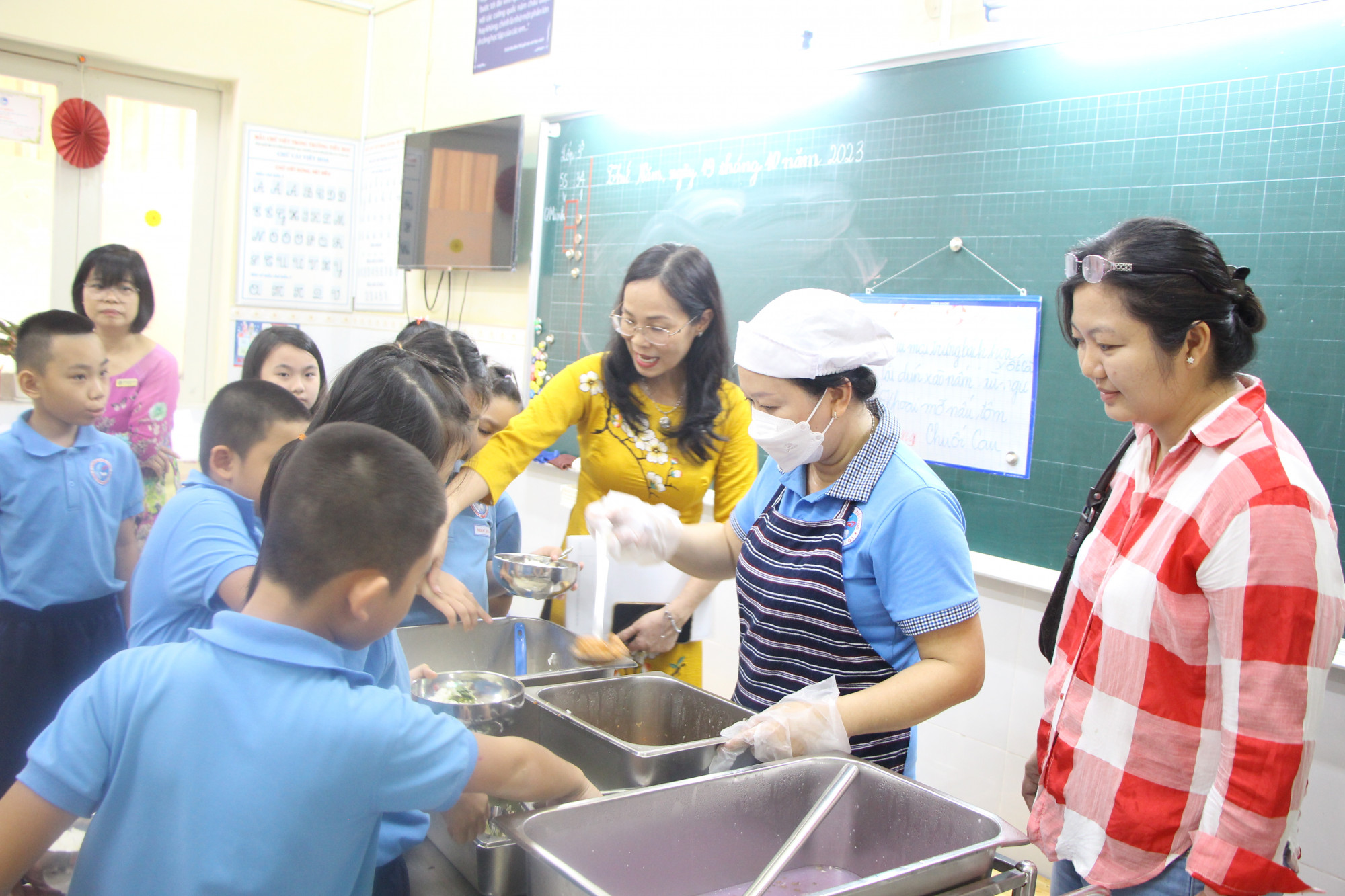 Phụ huynh tham gia cùng bữa ăn bán trú của con