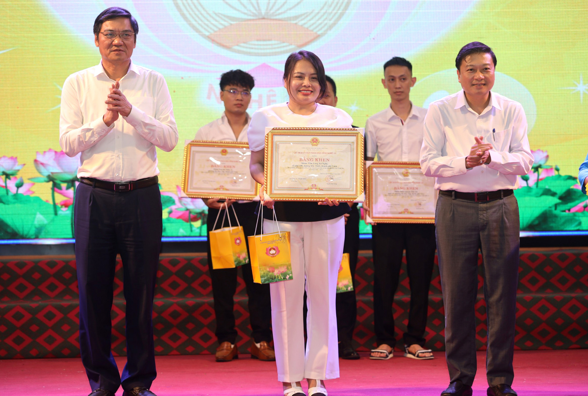 Lãnh đạo tỉnh Nghệ An tặng bằng khen cho các cá nhân, tập thể có nhiều đóng góp cho công tác an sinh xã hội - Ảnh: Khánh Trung
