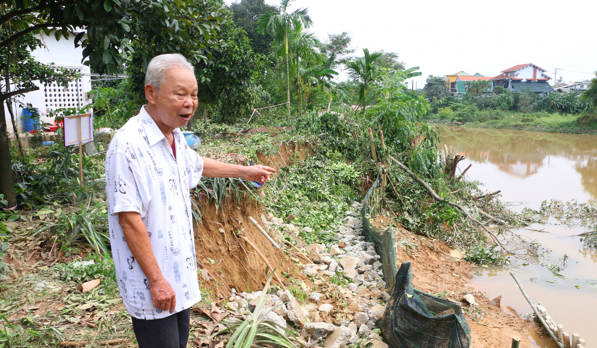 Sạt lở đất trong vườn nhà đã làm nhiều cây ăn quả đặc sản có giá trị của gia đình ông như bưởi đỏ, măng cụt trôi xuống dòng nước lũ.Sạt lở đất diễn ra bắt đầu từ ngày 15/10 cho đến nay. Mong muốn gia đình chúng tôi cũng như bà con đang bị ảnh hưởng nơi đây là nhà nước sớm làm bờ kè chống sạt lở, nếu không trong một thời gian không xa, bờ sông Bạch Yên sẽ cuốn trôi các ngôi nhà, nương vườn của bà con trong xóm này.