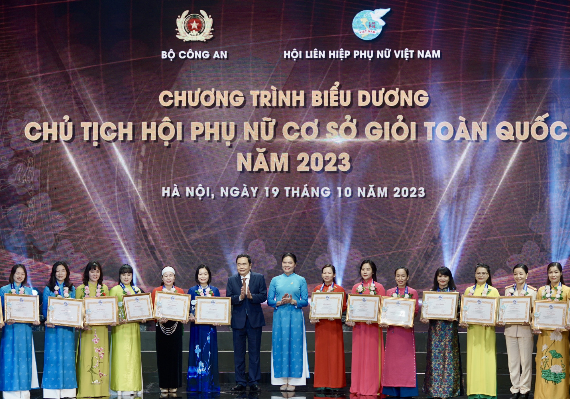 Phó Chủ tịch Trần Thanh Mẫn và Chủ tịch Hội LHPN Việt Nam trao giải