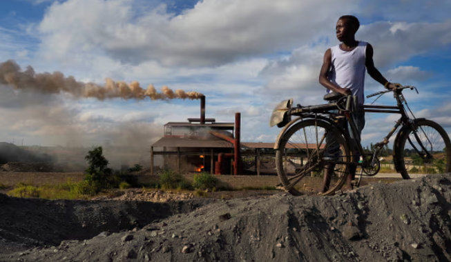 Ngọn núi đen ở Kabwe, Zambia, được hình thành từ xỉ chì từ một mỏ cũ gây ô nhiễm đất, nước và không khí, gây ngộ độc chì cho người dân địa phương. Ảnh: Larry C Price