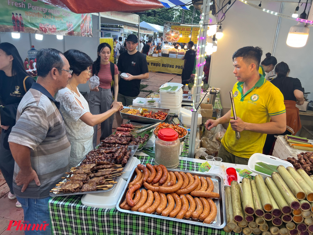 Nhiều món ăn các vùng, miền tập trung tại lễ hội “Rạng danh văn hóa ẩm thực Việt”.