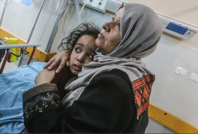 Một người mẹ an ủi đứa con bị thương tại Bệnh viện Nasser hôm thứ Tư sau cuộc không kích tại Khan Yunis ở phía nam Dải Gaza. Ảnh: dpa