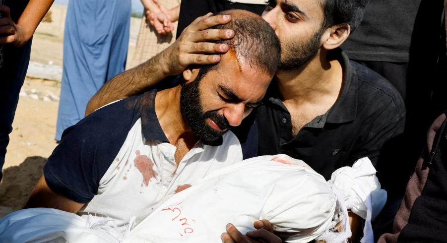 Cha của một bé gái ba tuổi thiệt mạng trong các cuộc không kích của Israel, trong đám tang của bé ở Khan Younis, phía nam Dải Gaza. Ảnh: Reuters