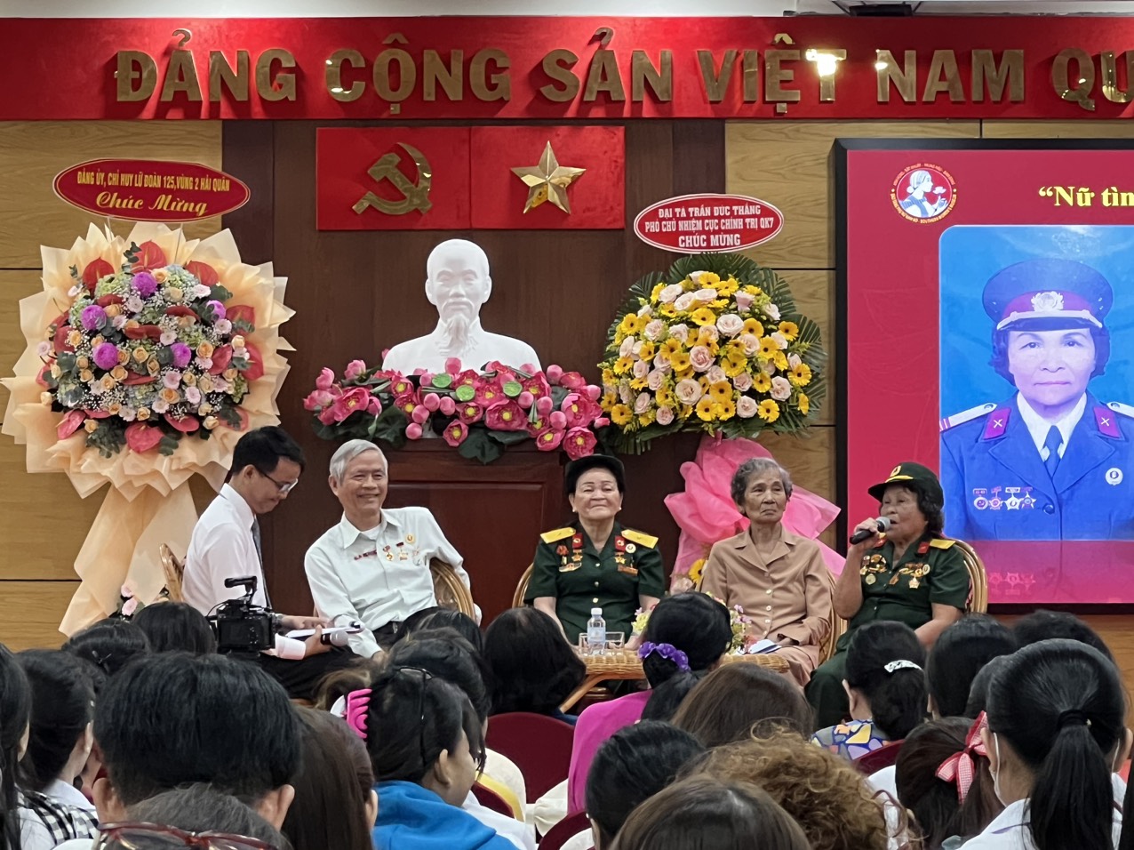 Cựu nữ giao liên Biệt động Sài Gòn (phải) kể lại chuyện Mậu Thân năm 1968. Ảnh: S.Giang