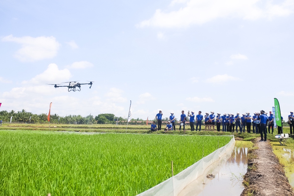 Syngenta đã trình diễn phun thuốc bảo vệ thực vật bằng drone giúp chị em nông dân hiểu biết về việc áp dụng công nghệ vào đồng ruộng