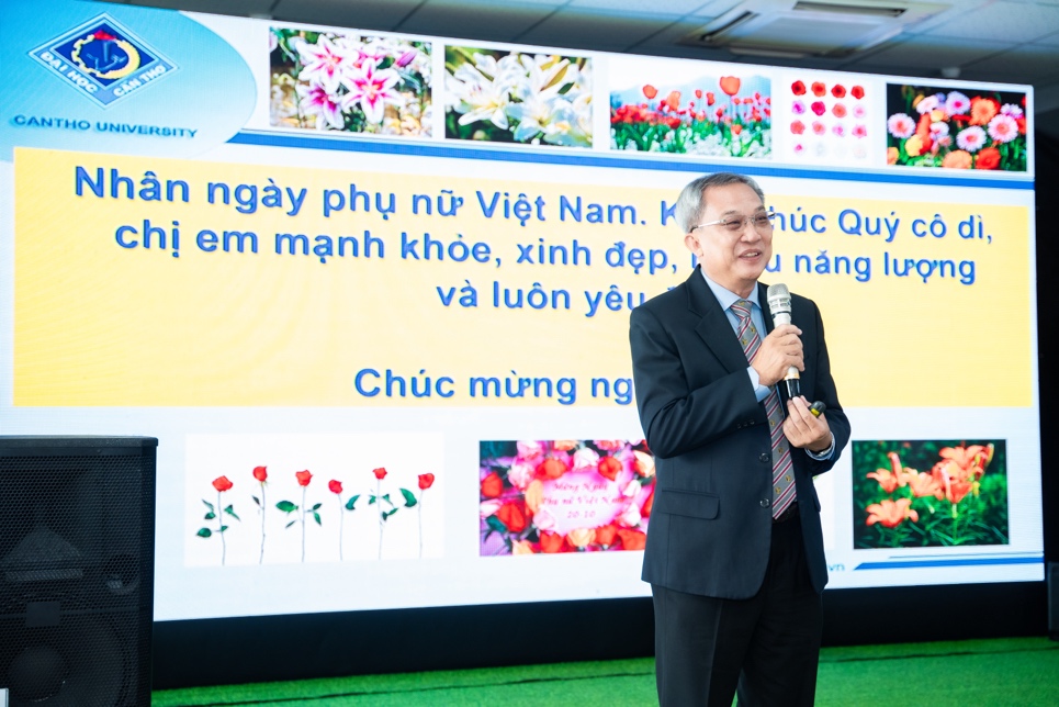 PGS.TS Lê Việt Dũng, giảng viên cao cấp khoa Di truyền và Chọn giống - Trường đại học Cần Thơ, chia sẻ chuyên đề phụ nữ nông thôn với nông nghiệp thời @ tại hội thảo - Ảnh: Syngenta