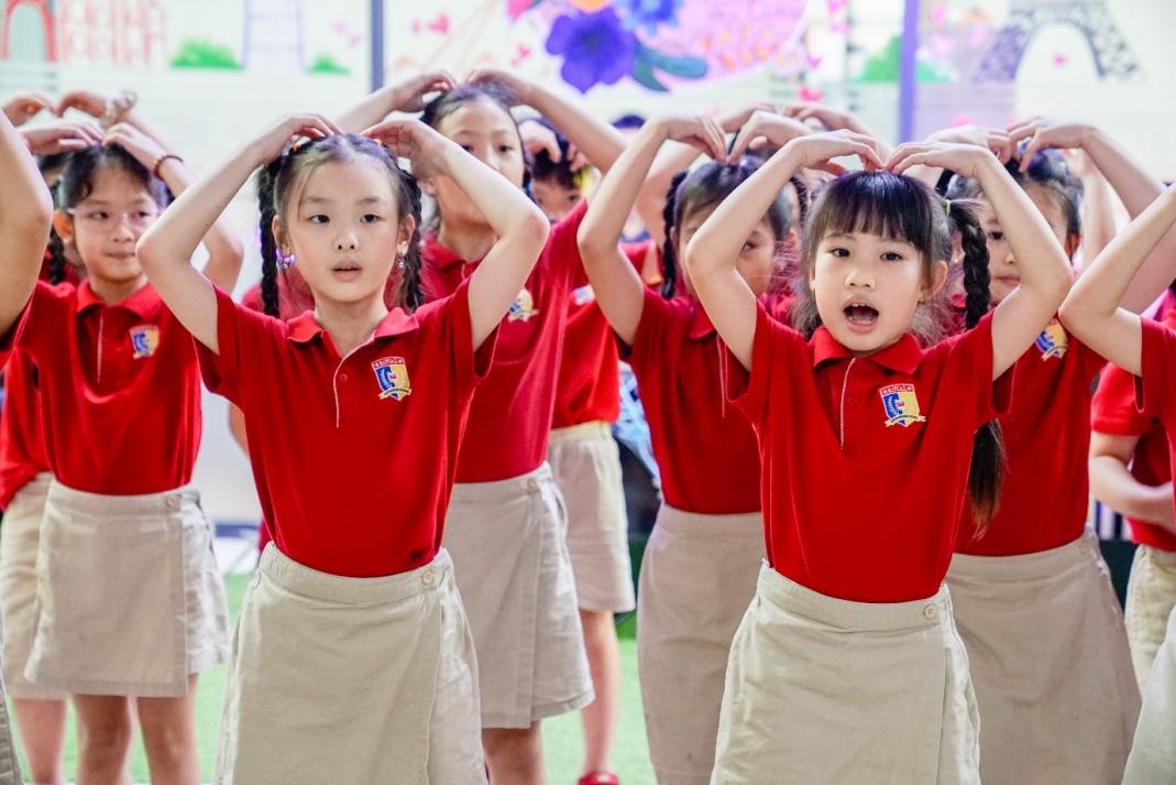 Tiết mục “Ước mơ của mẹ” gây ấn tượng ngày 20/10 của học sinh Royal School Phú Lâm - Ảnh: Royal School