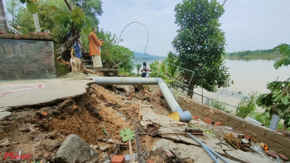 Tại hiện trường chúng tôi nhận thấy bờ tường của căn nhà này cùng các vật dụng đã bị đổ sập