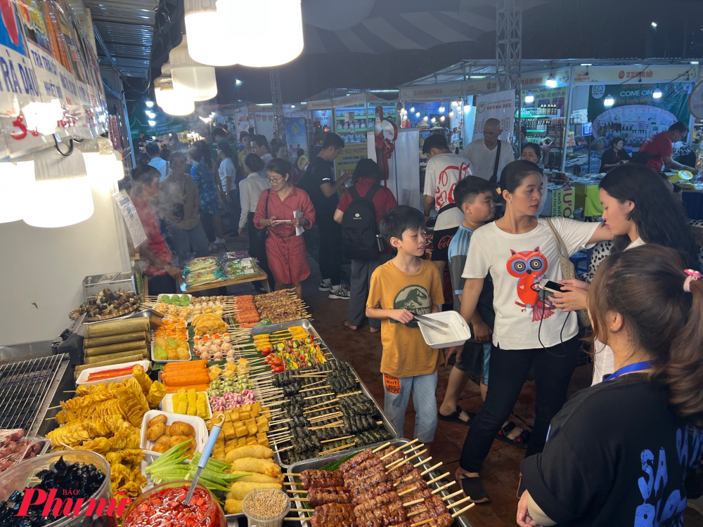 Do lễ hội mở cửa miễn phí, càng về tối nhiều du khách đến lễ hội trải nghiệm càng đông.