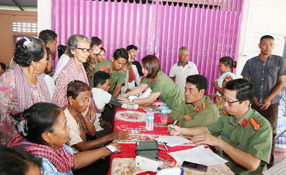 Bác sĩ của Công an tỉnh An Giang khám bệnh, cấp thuốc miễn phí tại xã tỉnh Tà Keo (Campuchia)