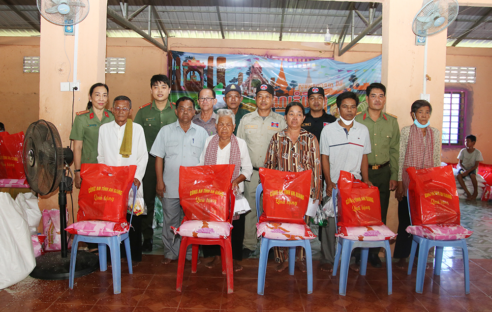 Đoàn trao tặng quà cho người dân xã Phrom Đen, huyện Kirivong, tỉnh Tà Keo, (Campuchia)