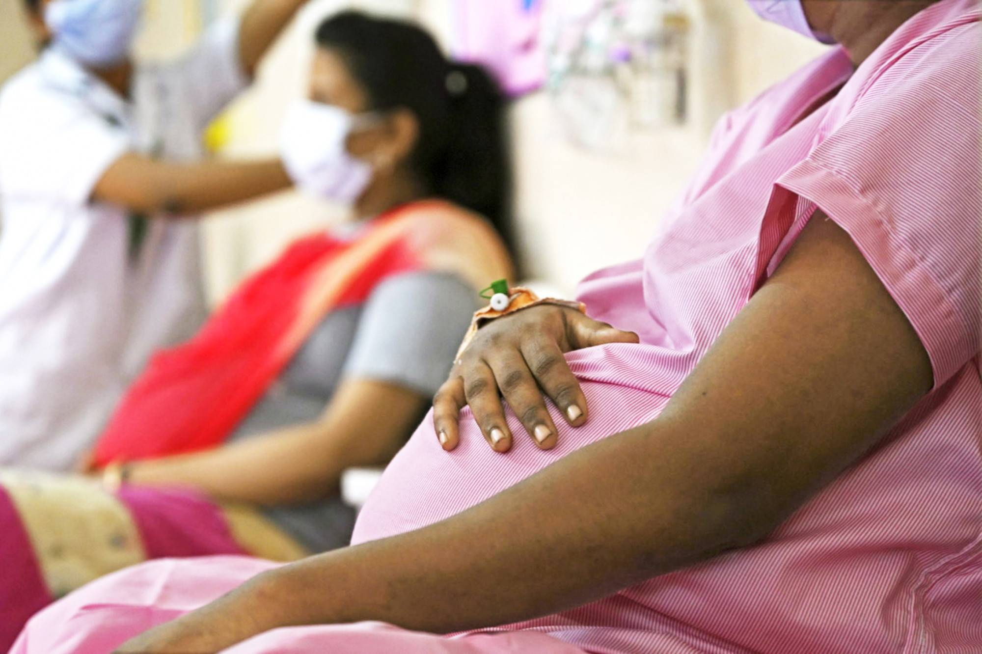 Thai phụ chờ tiêm vắc xin COVID-19 trong một bệnh viện phụ sản tại TP Chennai, bang Tamil Nadu, Ấn Độ - Nguồn ảnh: Reuters