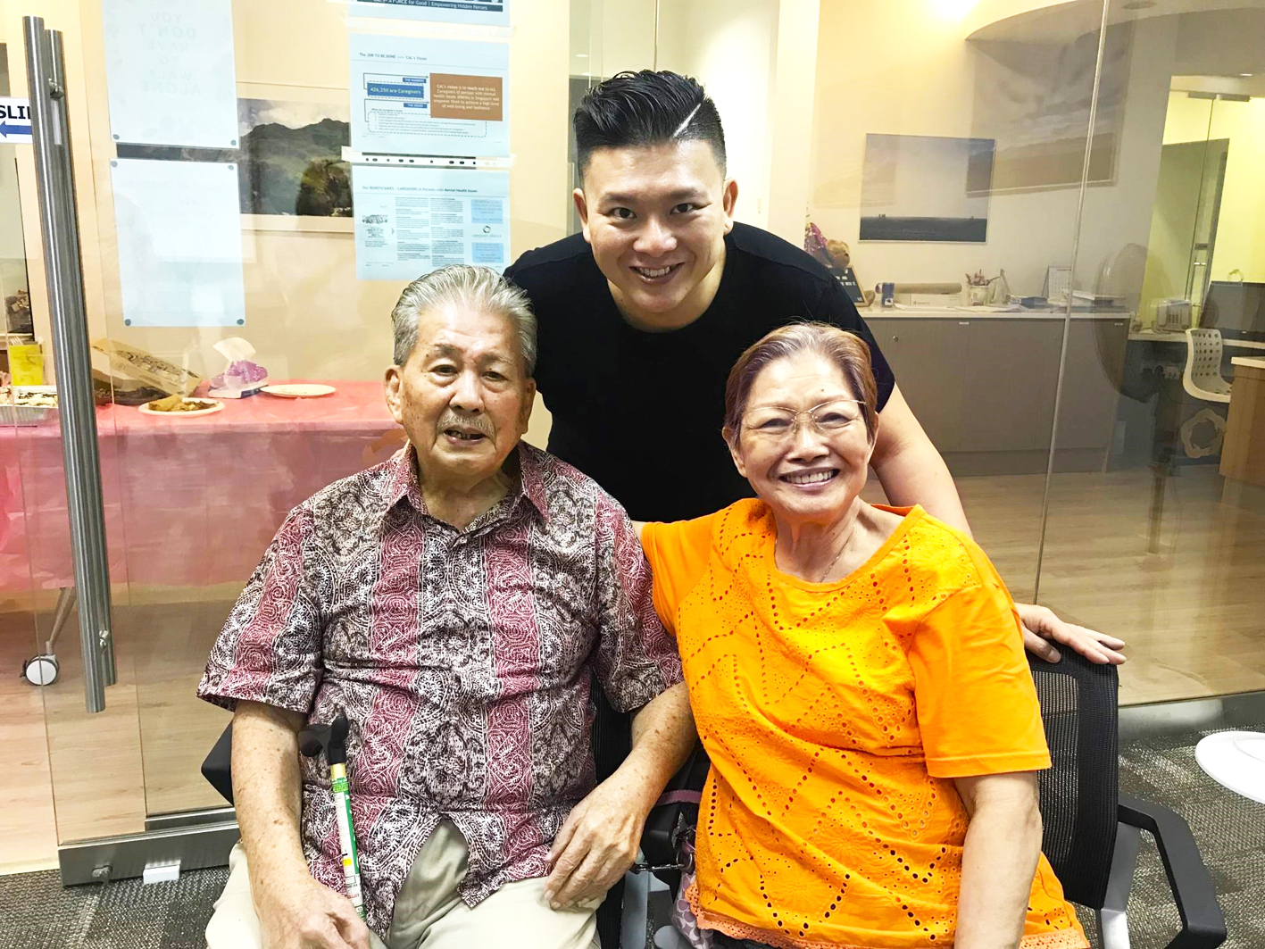 Anh Daniel Lim và cha mẹ của mình - Nguồn ảnh: SCMP