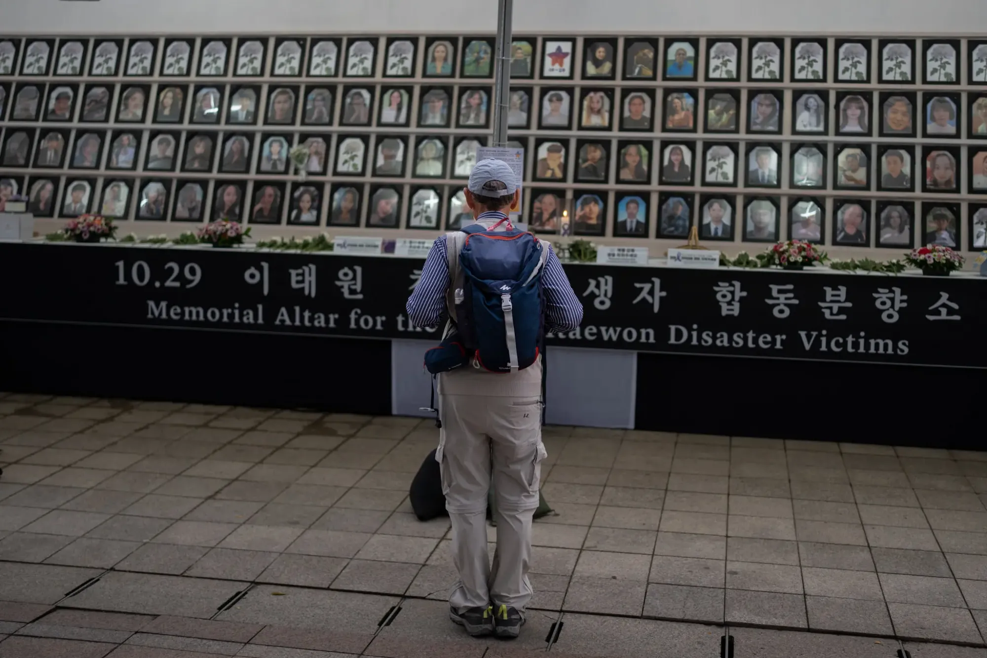 Một bàn tưởng niệm tạm thời tưởng nhớ các nạn nhân ở Itaewon được dựng lên trong tháng 10, trước Tòa thị chính ở Seoul. (Ảnh: New York Times)