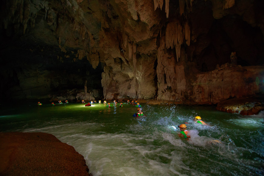 Bơi lội và lội qua hang động ẩm ướt chuyến đi hang động phong nha hay nhấtHình ảnh được cung cấp bởi Oxalis Adventure Tours Khám phá bốn hang động ẩm ướt – Hang Ken, Hang Tôn, Hang Kim và Hang Tú Làn – là một công việc phức tạp hơn nhiều. Chuẩn bị đắm mình hoàn toàn, một cảm giác siêu thực mà bạn sẽ nhanh chóng làm quen. Bạn cần biết bơi, nhưng áo phao cho phép bạn trôi dạt mà không tốn nhiều công sức.   Hang Ken có nhiều loại nhất. Chèo một trăm mét đầu tiên để đến bờ bùn đưa bạn lên và lên khỏi mặt nước. Người ướt sũng, sau đó bạn leo lên, bò và lách qua một đường hầm đá hẹp. Cuối cùng, bạn sẽ đến cuối hành lang, nơi có một khoảng trống trên trần hang khiến căn phòng ngập tràn ánh sáng mặt trời.  Hang Tôn mà bạn bơi từ đầu đến cuối là mạo hiểm nhất. Lúc đầu nước nông nên bạn có thể lướt dọc theo bề mặt kéo theo những tảng đá dưới nước. Sau đó, nước sâu hơn và các bức tường khép lại, tạo thành một hẻm núi hẹp, có tường nhẵn. Lối đi chật hẹp nhưng không ngột ngạt. - Ảnh: Oxalis