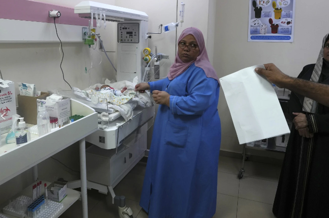 Các bác sĩ điều trị trẻ sinh non ở Gaza cũng đang vật lộn với nỗi sợ hãi tương tự. Các nhân viên cứu trợ cho biết ít nhất 130 trẻ sinh non đang gặp “nguy cơ nghiêm trọng” tại sáu đơn vị sơ sinh. Tình trạng thiếu nhiên liệu nguy hiểm là do Israel phong tỏa Gaza, bắt đầu - cùng với các cuộc không kích - sau khi phiến quân Hamas tấn công các thị trấn của Israel vào ngày 7 tháng 10.
