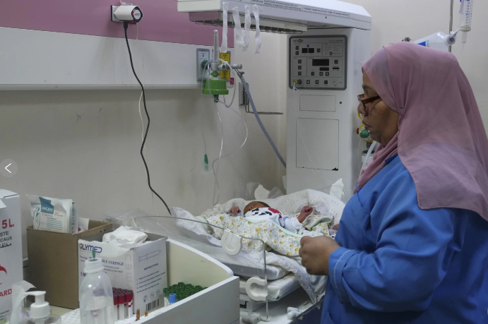 Melanie Ward, giám đốc điều hành của Nhóm viện trợ y tế cho người Palestine, cho biết: “Thế giới không thể chỉ nhìn những đứa trẻ này bị giết trong cuộc bao vây ở Gaza… Việc không hành động là kết án tử hình những đứa trẻ này”.