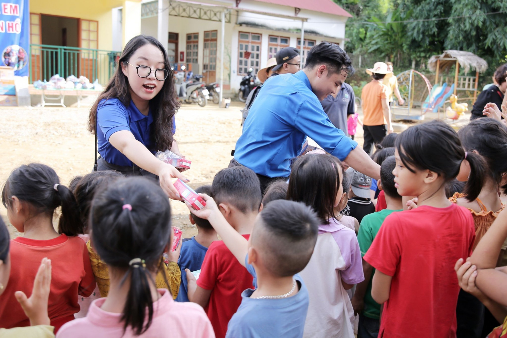 Đoàn phóng viên đi thực tế viết bài và tặng sữa cho trẻ em ở huyện Vân Hồ, tỉnh Sơn La - Ảnh: Vi Nam