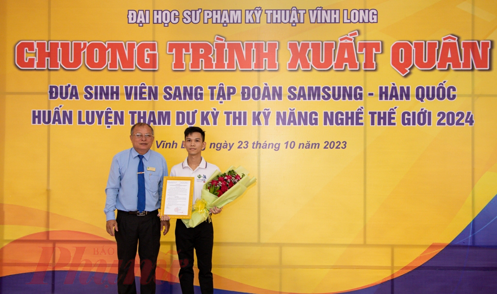 PGS.TS Cao Hùng Phi - Hiệu trưởng Trường đại học Sư phạm kỹ thuật Vĩnh Long chúc mừng sinh viên Hồ Chí Nguyên được chọn cho kỳ thi Kỹ năng nghề thế giới năm 2024