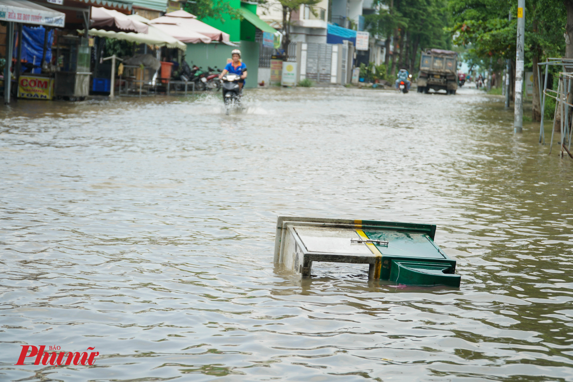 Ngập nặng khiến thừng rác trôi dạc