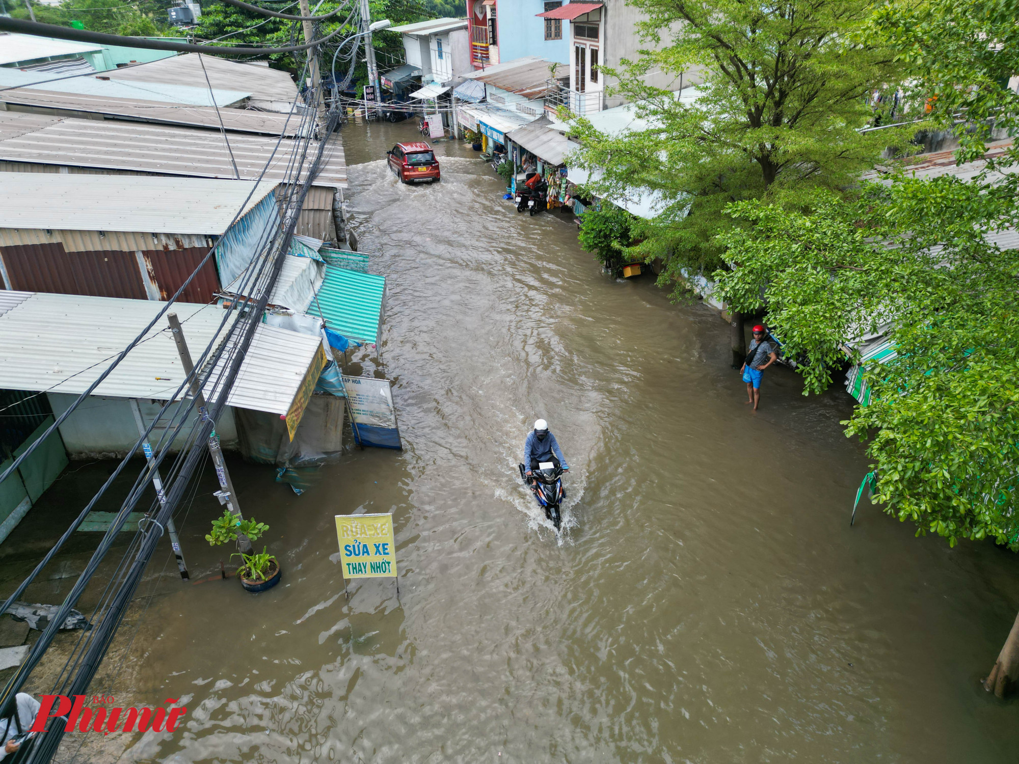 Đường Sinco, phường Bình Trị Đông B, quận Bình Tân ngập sâu trong nước vào trưa 24/10